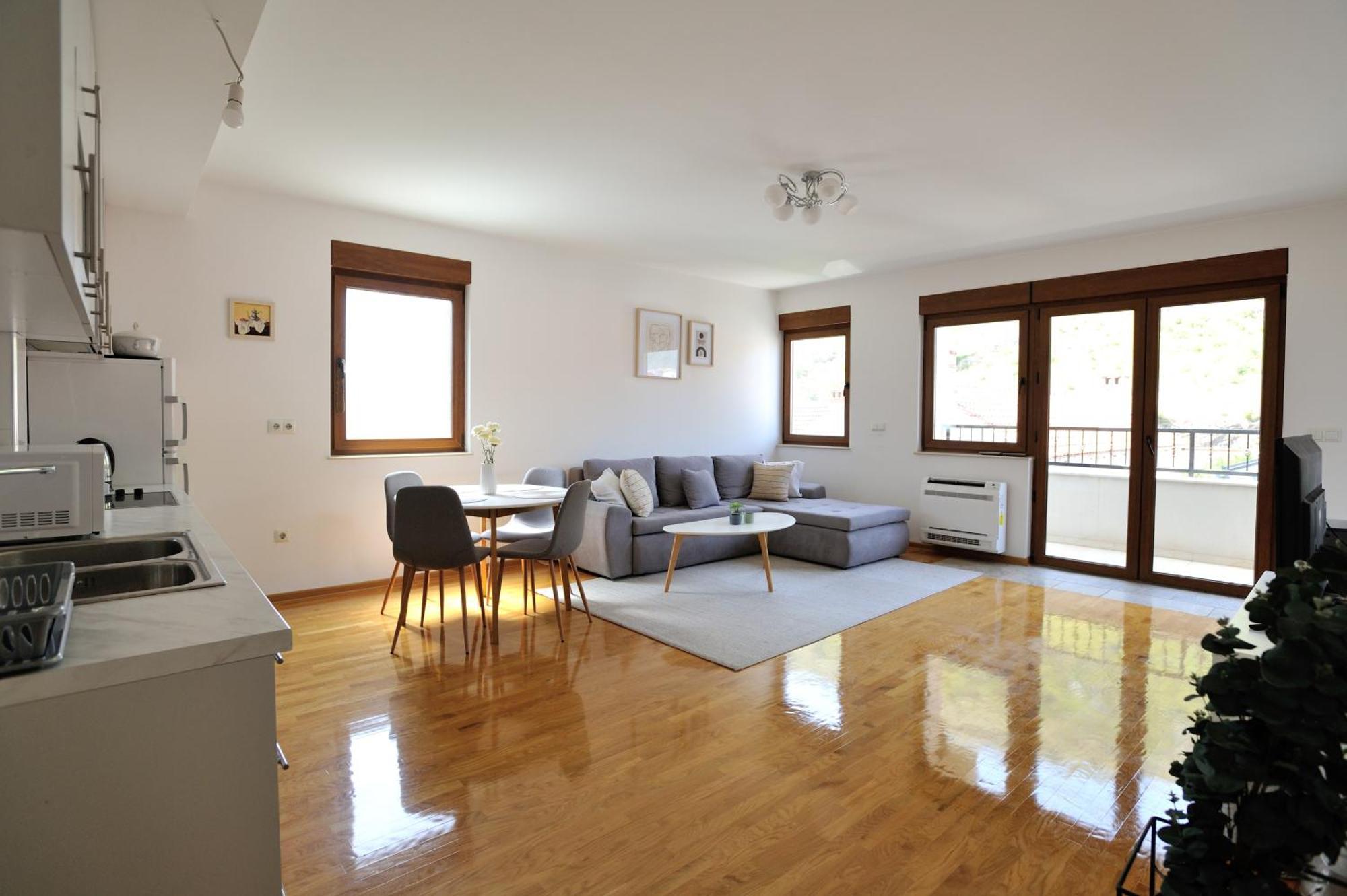 מוסטר Captain'S Luxury Apartments מראה חיצוני תמונה
