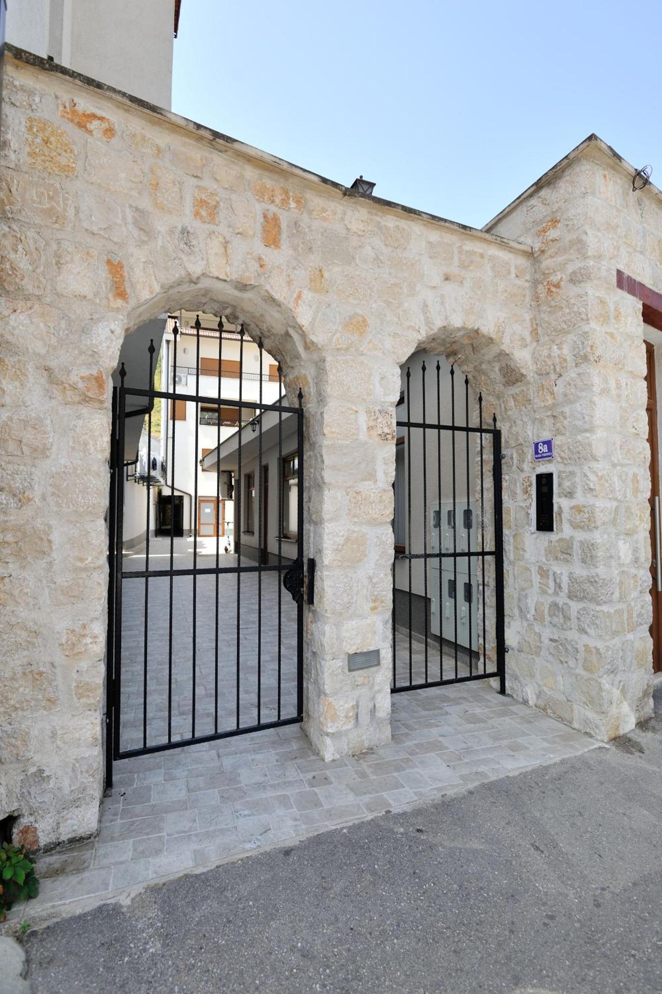 מוסטר Captain'S Luxury Apartments מראה חיצוני תמונה